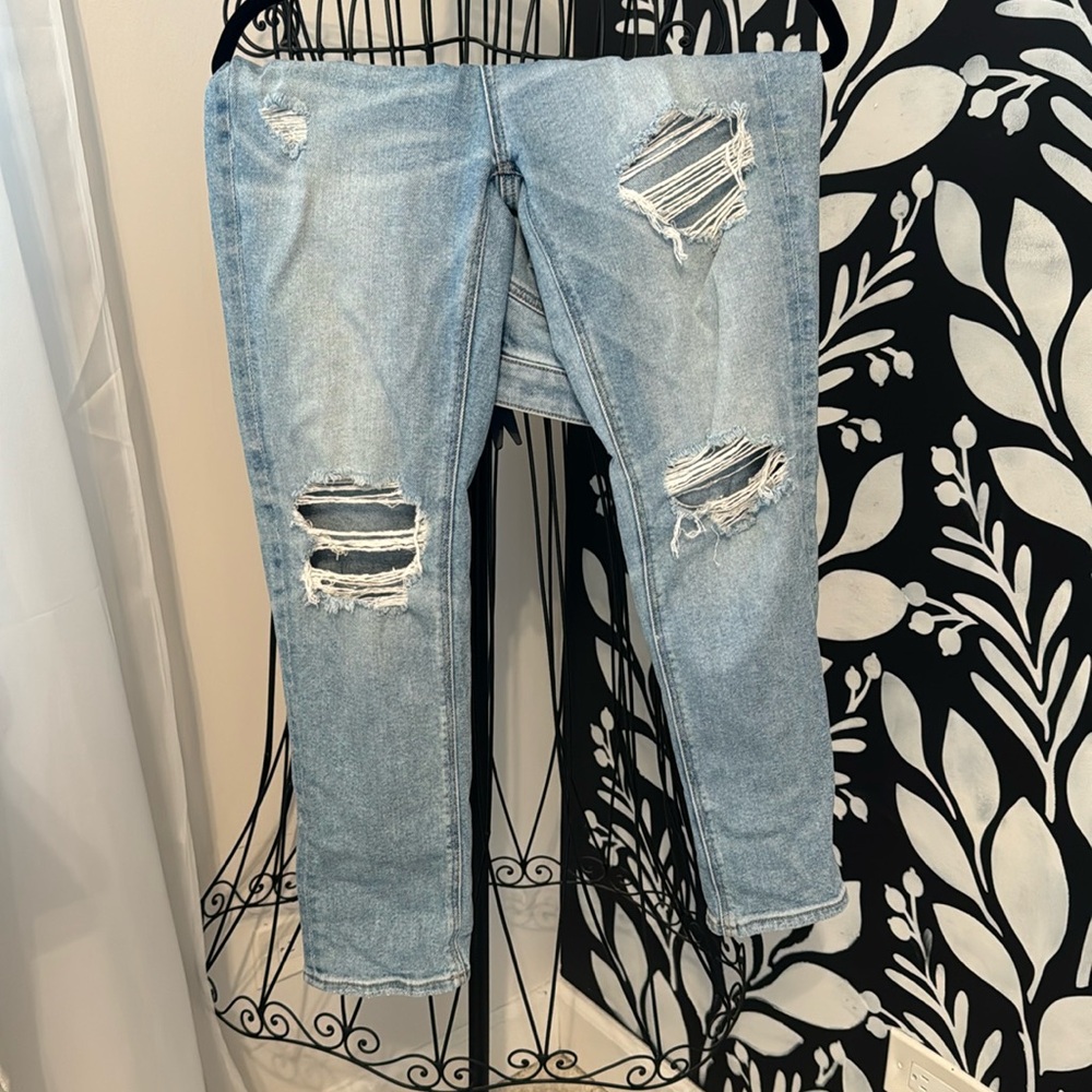 Light Wash American Eagle Mom Jeans